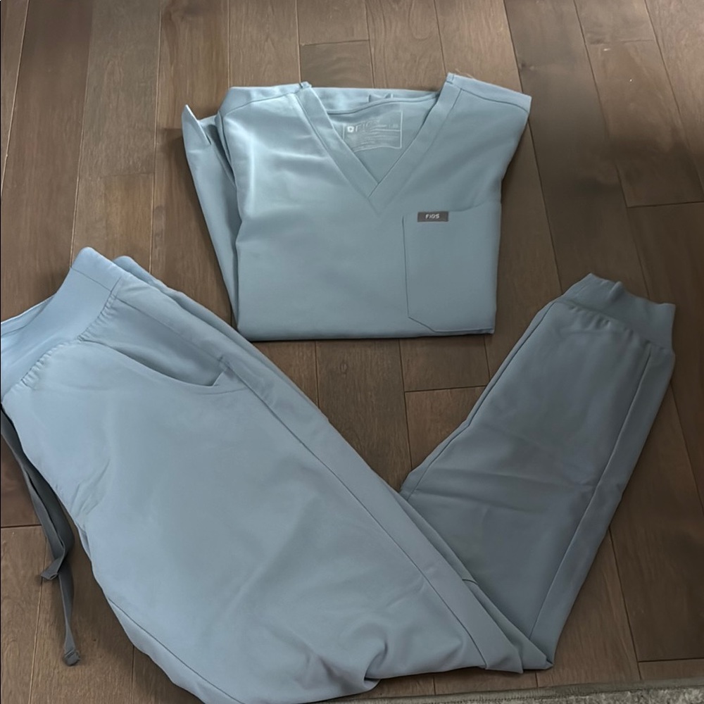 Figs low waisted Zamora joggers and Catarina one pocket scrub top